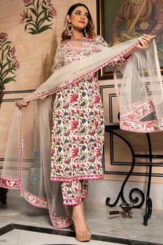 Suit Designs Indian Style, Printed Kurti Designs, Cotton Suit Designs, Trendy Dresses Summer, Printed Suit, Designer Kurti Patterns, Simple Kurti Designs, Kurti Designs Latest, Casual Indian Fashion