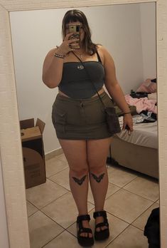 Cute Skirt Outfits Plus Size, Plus Size Cargo Shorts Outfit, Plus Size Y2k Fashion Grunge, Plus Y2k Outfits, Outfit Inspo Summer Midsize, Cargo Skirt Outfit Plus Size, Midsize Mini Skirt, Chubby Skirt Outfit