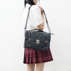 Size：31*8*23（cm） Postman Bag, Girl Punk, Harajuku Women, Boys Pattern, British Women, College Style, Y2k Black, Women Leather, Japan Fashion