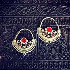 These are mid-sized silver Waziri earrings that have a wearing size of approx 1.2mm or 16g & weigh 16.1 grams. They are unusual as they are set with red glass stones. A beautiful matched pair. Ear Tunnels, Unique Keychains, Ear Weights, Colorful Earrings, Red Glass, Jewelry Earrings Hoops, Earrings Set, Alex And Ani Charm Bracelet, Lovely Gift