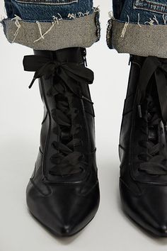 Ballerina Boxing Boots Unique Ankle Boots, Ballerina Boots, Berlin Aesthetic Style, Fashionable Walking Shoes, Flat Black Boots, Boots With Bows, Ankle Length Boots, Boxer Shoes, Black Flat Boots