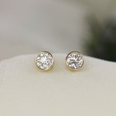 0.50 Ct Solid Gold Diamond Studs, 1/2 Ct Natural Diamond Bezel Stud Earrings, Round Diamond Earrings, MinimalDiamond Earrings SOLD AS SINGLE OR PAIR! Material; ***14k solid gold studs ***Round diamonds are 4mm and 0.50 Ct weight total, ***Earrings diameters are 4.7mm with bezel settings. ***Bezel settings ***14k gold butterfly backings included. Thanks for visiting Melt'm Design Studio Luxury Bezel Set Diamond Earrings For Wedding, Single Diamond Earrings, Bezel Set Diamond Earrings, Ring Redesign, Round Diamond Stud Earrings, Round Diamond Earrings, Diamond Earrings Studs Round, Gold Diamond Studs, Bezel Earrings