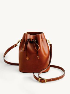 Bucket Bag Types Of Handbags, Diy Wedding Inspiration, Perfect Bow, Bucket Handbags, Utility Bag, Bucket Bags, Handbag Pattern, Stylish Handbags, Brown Crossbody