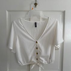 Super Cute And Never Worn! Casual Cropped Blouse With Buttons, Cropped Tops With Buttons For Day Out, Summer Brunch Tops With Button Closure, Casual Blouse With Button Closure For Brunch, Trendy Button Tops For Brunch, Trendy Tops With Buttons For Brunch, Trendy Brunch Tops With Buttons, Summer Brunch Tops With Buttons, Trendy Tops With Button Closure For Brunch