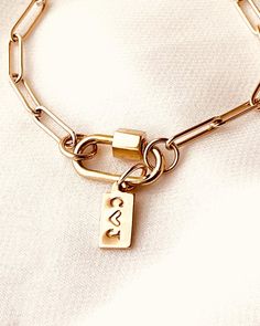 Personalize the Tag with an Initial or symbol. It makes a fantastic, thoughtful gift for the ladies in your life. Item Details: • This listing is for (1) Paperclip Charm Bracelet with a Tag.• This Paperclip Charm Bracelet comprises a 14K Gold Filled chain, a 14K Gold Filled tag, and a Sterling Silver carabiner clasp plated in Yellow Gold. Collect your favorite charms to connect to the Carabiner Clasp, and wear a different pendant daily. • Avoid contact with anything containing derivatives of alc 1st Wedding Anniversary Gift Ideas, 1st Year Wedding Anniversary, Her Birthday Gift Ideas, Bracelet Tag, Anniversary Gift Ideas For Him, Wedding Anniversary Gift Ideas, 1st Wedding Anniversary Gift, Paperclip Bracelet, Classy Necklace