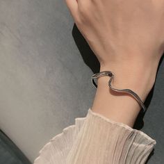 Forbedre utseendet ditt med dette fantastiske Delicate Wave Armbånd Ocean Jewelry, designet for å vakkert pryde håndleddene dine samtidig som du gir en dristig uttalelse med minimal innsats.
Dette allsidige tilbehøret kompletterer uanstrengt casual, fancy eller forretningsantrekk, og gir et snev av glamour til dagen din og en gnist til natten. Gjør dette bølgearmbåndet sjarmerende til din favoritt for enhver anledning, og la det lyse opp stilen din med sin fengslende lokke.

Hvorfor du vil elske det


Delikate smykker: Den buede designen ser så elegant ut at den vil passe alle som bruker den.


Unik gave: Din mor, kjæreste, kone, søster eller en annen venninne vil absolutt elske dette bølgearmbåndsmønsteret. Stol på oss! Disse bølgearmbåndene kommer til å bli deres nye favoritttilbehør. Trendy Metal Bangle For Everyday, Minimalist Chain Bracelet For Party, Trendy Simple Metal Jewelry, Trendy Formal Bangle, Chic Bangle Bracelet For Gifts, Metal Bangle For Everyday Wear, Trendy Simple Design Bracelet, Trendy Simple Bracelet, Trendy Simple Bracelet Jewelry