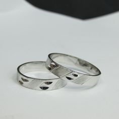 La compra incluye un set de 2 anillos de matrimonio en oro blanco de 14k. Los anillos tienen corte diamantado y terminado satinado. Los tamaños del los anillos son ajustables, porfavor anote los tamaños en la sección de personalización de la compra. Los anillos tienen 4 mm ancho. Purchase includes 2 wedding rings in 14k white gold. The rings are diamond cut with a satin finish. Ring sizes are adjustable, please note the sizes in the personalization section of checkout. The rings are 4 mm width. Wedding Rings In Sterling Silver With Polished Finish, Sterling Silver Rings With Polished Finish For Wedding, Sterling Silver Wedding Ring With Polished Finish, Modern Couple Rings With Diamond Cut For Promise, Formal Sterling Silver Couple Rings With Round Cut, Diamond Cut White Gold Bands For Marriage, White Gold Diamond Cut Bands For Marriage, Formal Engraved Silver 14k White Gold Ring, Formal Engraved 14k White Gold Ring