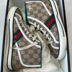 Gucci Sneakers Classic Tan With Signature “G” Design Red And Green Stripe Flat Style Shoe Size 37 Fits Like Us 7 Tenis Gucci, Gucci Jordans, Shoes Laces, G Design, Pretty Shoes Sneakers, Gucci Sneakers, Shoes Gucci, Modern Shoes, High Top Sneaker