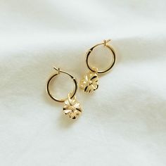 Jewelry Inspo Earrings, Post Tension, There Is Beauty In Simplicity, Gold Flower Earrings, Beauty In Simplicity, Gem Earrings, Gold Flower, Jewelry Inspo, In Spanish