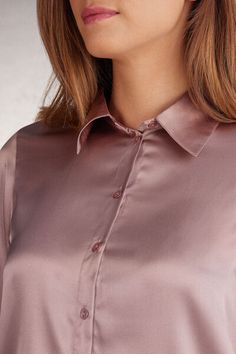 Long sleeve shirt in light stretch silk with collar and buttons up the middle. Back yoke with pleat for a draped, loose fit. Buttoned cuffs and rounded hem. Elegant Collared Top With Button Closure, Elegant Semi-formal Tops With Collared Neckline, Elegant Silk Top With Spread Collar, Chic Satin Top With Spread Collar, Sleek Tops With Lapel Collar, Sleek Collared Top With Button Closure, Satin Button-up Blouse For Daywear, Sleek Tops With Button Closure And Lapel Collar, Elegant Satin Top With Spread Collar