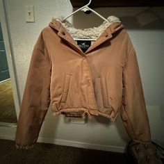 Small Women’s Sherpa Lines Hollister Jacket Never Worn Casual Beige Outerwear With Fleece Lining, Beige Fleece-lined Outerwear For Spring, Spring Brown Outerwear With Fleece Lining, Casual Brown Utility Jacket For Cold Weather, Hollister Jacket, Hollister Jackets, Small Women, Sherpa Lined, Hollister