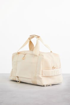 The Sport Duffle in Beige | Béis Rectangular Sports Travel Bag With Adjustable Strap, Duffle Bag Aesthetic, Gym Bags For Women, Gym Items, Weekend Duffle Bag, Gym Essentials, Bag For Travel, Travel Duffle, Weekend Bag