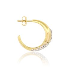 Handcrafted in polished gold and accented with 1.26 carats of sparkly white pave diamonds, our Small Double Dome Hoops with Diamond Accent are timelessly classic and definitively chic. These diamond-studded beauties are the perfect, wear forever staple that you'll cherish for years to come. A foundational pair in your jewelry box, these hoops take every look to the next level with sophisticated ease. Measures 0.74 inches x 0.36 inches Carat weight: 1.26 ct Made with love in Los Angeles Complimen Jennifer Meyer, Rose Gold Diamonds, Lifestyle Shop, Pave Diamonds, White Gold Diamonds, Gold Diamond, Jewelry Box, Ring Size, Angeles