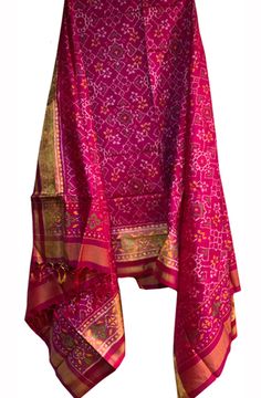 Pink Patola Dupatta, Patola Dupatta Salwar Suits, Dress With Patola Dupatta, Unique Lehenga Designs, Unique Lehenga, Sarees Design, Silk Kurti Designs, Mehndi Outfits, Traditional Blouse Designs