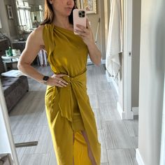 Silk Yellow Gold Dress Vici Collection, Never Worn. Tie Side, Super Glamorous. Yellow Sleeveless Maxi Dress For Cocktail, Yellow Sheath Dress For Date Night, Yellow Sundress For Cocktail Occasions, Yellow Sleeveless Midi Dress For Date Night, Yellow Sundress For Evening, Yellow Summer Cocktail Maxi Dress, Elegant Yellow Dress For Day Out, Chic Yellow Midi Dress For Date Night, Elegant Sleeveless Yellow Midi Dress