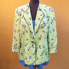 Vintage oversized pictachio green floral blazer in excellent condition. Brand TH. Braun Size 46 (us 16, uk 20) Shell 100% silk Lining 100% acetate Single button closure Padded shoulders bust 60 cm = 23.6 inches length 71 cm = 28 inches sleeve (cuffed) 52 cm = 20.5 inches Silk Long Sleeve Blazer With Floral Print, Formal Silk Blazer With Floral Print, Elegant Green Silk Outerwear, Spring Green Blazer, Green Formal Outerwear For Spring, Green Summer Long Sleeve Blazer, Green Summer Blazer With Long Sleeves, Green Long Sleeve Summer Blazer, Green Silk Outerwear For Spring