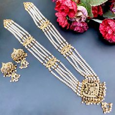 Featured is a minimalistic yet elegant long necklace set in gold plated silver, embellished with freshwater pearls. Pearl Rani Haar, Rani Haar Gold, 22k Gold Jewelry Necklaces, Long Necklace Set, Rani Haar, 22k Gold Jewelry, Pearl Necklace Set, Gold Jewelry Necklace, Emerald Necklace