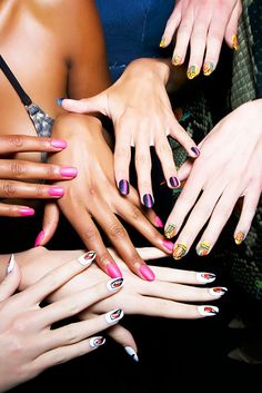 10 Beauty Trends Every Woman Should Try Before Age 30 via @byrdiebeauty Nail Editorial Photography, Nail Art Photoshoot, Poses To Show Off Nails, Nails Portrait, Nail Fashion Photography, Nail Art Photography, Nail Branding