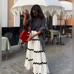 The Maxi Length Skirt Has A High-Waisted Fit. It's Designed With Tiers That Add Movement, As Well As Being Lined. Maxi Length High Waisted Tiered Design Lined Tiered Skirt Outfit, Sweater Cardigan Outfit, Outfit Verano, Outfit Elegantes, Look Boho Chic, Floral Prom Dresses, Tiered Midi Skirt, Prom Dresses Gowns, Maxi Dress Prom