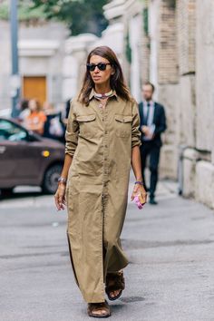 khaki moment. Vivs in Milan. #VivianaVolpicella Estilo Hippy, Street Style Photography, Anna Dello Russo, Street Fashion Photography, Style Photography, Fashion People, Fashion Week Street Style