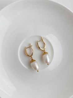 Beautiful Bridal earrings with natural freshwater large pearls and stainless steel earring hooks in Gold color. Length - 3 cm ( 1.2 inch), width - 1 cm (0.5 inch). Please note: your parcel will be shipped from Latvia (EUROPEAN UNION). Parcels within European Union, Switzerland and Norway will be shipped via UPS STANDARD delivery service, please add your mobile phone number at the checkout! Delivery time 3-7 business days.  Parcels to United States, Canada, Australia will be shipped via Standard International Airmail and it takes 2-5 weeks to receive your parcel. For fast delivery, please choose UPS EXPRESS DELIVERY worldwide! AVERAGE shipping times: to European Union, Norway, Switzerland via UPS Standard delivery - 3-7 business days, to USA, Canada, Australia via Standard Airmail - 2-5 wee Minimalist Teardrop Pearl Bridal Earrings, Minimalist Teardrop Pearl Pendant Earrings, Minimalist Pearl White Teardrop Earrings, Teardrop Pearl Earrings For Pierced Ears, Minimalist Gold Pear-shaped Pearl Earrings, Hypoallergenic Gold Drop Pearl Earrings, Baroque Pearl Teardrop Hoop Earrings As Gift, Classic Teardrop Baroque Pearl Earrings, Pearl Teardrop Earrings With Ear Wire