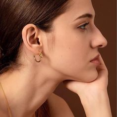 ✦ Meet our beloved influencer Kailey Souder and her adoration for all things minimal and gold. These knot earrings beautifully symbolize the connections we share, even in their simplicity. Just like the delicate knot, it represents the enduring simplicity and timeless elegance of love. ----------- DESCRIPTIONS ----------- *Sold in Pairs - SKU: F497 - Size: 2.3cm* 2.4cm - Materials: Titanium, 18K Gold Plating Gold Knot Earrings, Elegant Gothic, Crystal Hoop Earrings, Nose Rings Hoop, Knot Earrings, Hoops Earrings, Fashion Jewelry Earrings, Simple Earrings, Pearl Size