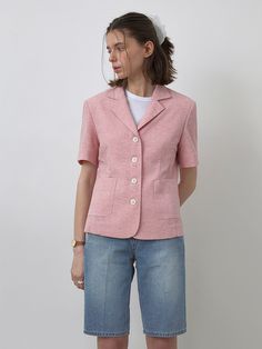 This is chat de lama’s woven from high-density cotton-poly fabric, offering a cooling texture similar to linen, perfect for summer. It features contrasting nut buttons on the front, adding a casual touch to its minimalist silhouette. The lining is finished with covered pads for a luxurious feel, and the sleeves have inner seams and slits for a slim look and enhanced mobility. With a clean design and a subtly cinched waist, it exudes a feminine mood. The front patch pockets are finished with bar tacks, enhancing durability and overall quality.- Ideal for everyday wear- Pairs well with various bottoms to create diverse looks- A basic item that complements any outfit stylishly Classic Pink Summer Blazer, Pink Spring Blazer With Welt Pockets, Spring Pink Blazer With Welt Pockets, Pink Blazer With Welt Pockets For Spring, Casual Short Sleeve Summer Blazer, Pink Spring Outerwear With Welt Pockets, Spring Pink Outerwear With Welt Pockets, Classic Pink Cotton Outerwear, Pink Cotton Outerwear For Work