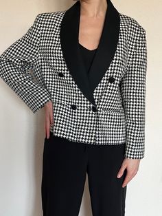 Very good condition. Measurements:  Length: 58 cm Armpit to armpit: 51 cm Shoulder to shoulder: 52 cm Sleeve: 55 cm The model is 165 cm tall and size S. Long Sleeve Houndstooth Blazer For Formal Occasions, Formal Long Sleeve Houndstooth Outerwear, Fitted Double-breasted Houndstooth Blazer, Retro Long Sleeve Houndstooth Blazer, Fitted Houndstooth Blazer For Spring, Spring Fitted Houndstooth Blazer, Spring Long Sleeve Houndstooth Blazer, Spring Houndstooth Blazer With Long Sleeves, Spring Houndstooth Long Sleeve Blazer