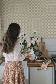 #wallpaper #kitchendecor #vintage #homedecor #interiordesign #green #beige Farmhouse Interior Ideas, Vintage Green Kitchen, Timeless Wallpaper, Wallpaper Romantic, Romantic Kitchen, Beige Color Scheme