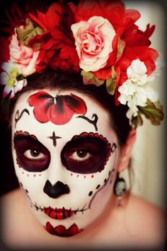 Sugar Skull Face Paint- by Theresa. This was my halloween costume this year! I did my own face paint and made my headpiece by hot-gluing silk flowers and leaves to a headband Candy Skull Face Paint, Voodoo Witch Doctor, Sugar Candy Skulls, Disney Costume Makeup, Halloween Skeleton Makeup, Voodoo Witch