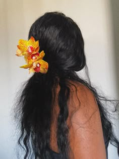 Realistic silk flowers in stunning sunset shades of orange and yellow Sturdy and secure claw clip that holds your hair in place all day Ideal for both casual and formal occasions Orchid Hair, Butterfly Hair Accessories, Flower Hair Pieces, Green Orchid, Unique Hair Accessories, Wedding Hair Flowers, Hair Claw Clip, Hair Jewellery, Flower Boys