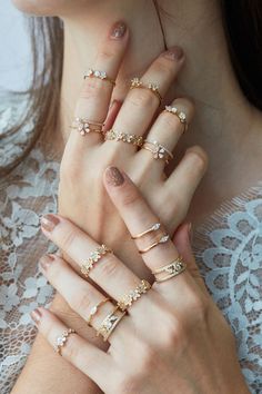 خواتم خطوبة, Hand Jewelry Rings, Ring Trends, Gold Rings Fashion, Gold Ring Designs, Engagement Ring White Gold, Classy Jewelry, Fancy Jewellery, Cute Rings