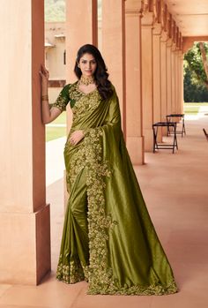 Olive Green Blouse, Latest Indian Saree, Designer Silk Sarees, Indian Silk Sarees, Simple Sarees, Fancy Wedding, Designer Sarees Online, Green Saree, Embroidery Saree