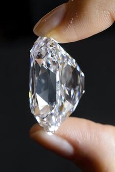 El diamante del Archiduque José Augusto vendido por 18 millones de euros - Corazón de Joyas Golconda Diamond, Being Held, Colorless Diamond, Fancy Diamonds, Mineral Stone, Minerals And Gemstones, Royal Jewelry