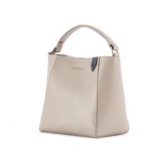 Yaya Bucket Bag, confeccionada con piel de vacuno para ofrecerte la combinación perfecta de estilo y funcionalidad. Con un tamaño ideal, esta bolsa bucket es lo suficientemente espaciosa para llevar todos tus cosas esenciales y se mantiene cómoda para acompañarte durante todo el día.
Diseñada para adaptarse a cualquier ocasión, tiene un diseño estilizado que te permite lucirla tanto en ocasiones elegantes como en eventos más casuales. Su interior funcional cuenta con un amplio espacio y dos bolsillos integrados, ideales para organizar tu celular, llaves, lentes de sol, lipsticks y una cartera pequeña, con espacio de sobra para todo lo que necesites.
La versatilidad es clave con la Yaya Bucket Bag: puedes llevarla de dos maneras, ya sea con su asa de mano para un look más elegante, o como c Business Shoulder Bag In Pebbled Leather With Removable Pouch, Luxury Hobo Bag With Detachable Handle For Business, Elegant Business Satchel Hobo Bag, Timeless Formal Hobo Bag With Removable Pouch, Formal Soft Leather Hobo Bag With Top Handle, Timeless Evening Bags With Smooth Grain, Formal Soft Leather Top Handle Hobo Bag, Formal Soft Leather Bucket Satchel, Business Pouch Bags In Textured Leather