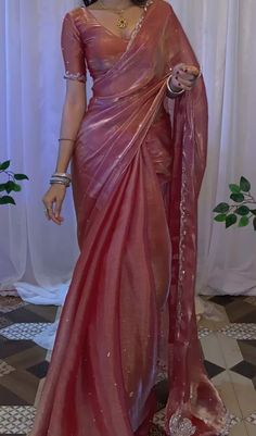 Blouse Designs On Saree, Recent Saree Trends, Dusky Pink Saree, Full Length Blouse Designs, Freshers Saree Look, Saree Blouse Styles Back, Simple Ethnic Outfits, Flowy Saree, Pink Tissue Saree