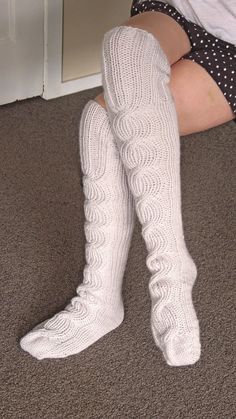 Cat Cave Crochet Pattern, Thigh High Knit Socks, Diy Granny Square, Chunky Socks, Chunky Knit Yarn, Socks Knitting Pattern, Cable Knit Socks, Socks Knitting, Elegant Crochet