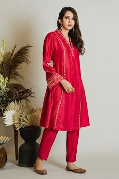 Shop for Maliha by Anar and Anoli Red Chanderi Silk Kurta And Pant Set for Women Online at Aza Fashions Plain Suits, Silk Kurta Set, Plazzo Suits, Afghani Clothes, Kurti Embroidery, Red Kurta, Tandoori Masala, Blue Kurta, Bungalow Exterior