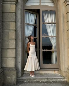 Summer Engagement Dress, White Dress Outfit Party Classy, Mermaid Effect, Italian Summer Outfits, Mermaid Midi Dress, Stylish Midi Dress, Grad Dresses, Pleated Midi Dress, Elegant Outfit