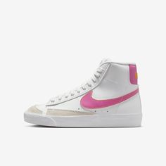 The Nike Blazer Mid '77 channels the old-school look of Nike basketball with a vintage midsole finish. Throwback style with modern materials means you can run, skip and jump in comfort. Big Kids Shoes, Pretty Sneakers, Shoes For School, Cute Blazers, Back To School Shoes, Preppy Shoes, Pretty Shoes Sneakers, Shoe Ideas, All Nike Shoes