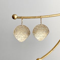 14KT yellow gold matte-finish, textured, round, cobweb/ filigree design circle disc lever back earrings. Nice, size discs that are concave. Measures: 45mm x 28mm Weighs 4.40 grams Stamped 14k Lever back closure Saint Jewelry, Design Circle, Filigree Design, First Contact, Earrings Drop, Matte Gold, 14kt Gold, Dangle Drop Earrings, Yellow Gold