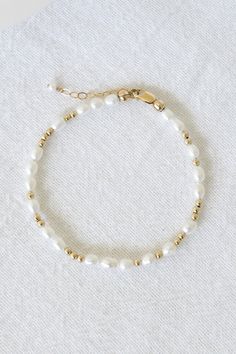 14k gold filled bracelet with 4mm-6mm freshwater pearls and 2.5mm gold filled beads Comes with an attached 1" extender chain! If you would like a different length that is not listed, please contact us for a custom order! Paired with our Mona Bracelet! Pear Bracelet Diy, Diy Bracelets Pearl, Cute Homemade Bracelet Ideas, Gold Bracelet Beads, Bracelet Making Inspiration, Diy Gold Bead Bracelets, Homemade Gold Jewelry, Beaded Gold Bracelet, How To Make Chain Bracelets