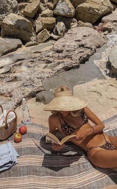 Summer Poses, Swimsuit Trends, 사진 촬영 포즈, Foto Poses, Sofia Vergara, Italian Summer, Beach Reading, Beach Poses, Beach Photoshoot