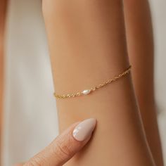 This chain bracelet is made from 18 karat rose gold and gold-plated sterling silver and features flat, interconnected chain links resembling a Curb chain, a single, natural, freshwater pearl at the center front, and a lobster claw clasp at the center back. It also has a short extension chain made from larger, circular links and with a small metal tag stamped with a seashell at the very end. Timeless, versatile, and chic, this bracelet is an ideal everyday piece. 🎁 Packaging: Beautifully packed Elegant Pearl Chain Bracelet As Gift, Minimalist Pearl Chain Bracelet For Formal Occasions, Formal Minimalist Pearl Chain Bracelet, Dainty Gold-plated Pearl Chain Bracelet, Gold Pearl Bracelet With Chain As Gift, Gold-plated Bracelet With Pearl Chain As Gift, Minimalist Pearl Jewelry With Gold-plated Chain, Delicate Gold Chain Bracelet With Pearl Charm, Gold Minimalist Pearl Chain Bracelet