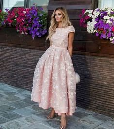 Tea Length Prom Dress, Lace Wedding Guest Dress, Modest Formal Dresses, Paris Chic, White Midi, Prom Dresses Online, Wedding Guest Outfit Summer, Midi Dress Party, Summer Black