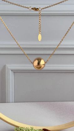 Adéntrate en un mundo de sofisticación atemporal con nuestro collar de cadena con dijes de cuentas doradas Golden Elegance. Esta exquisita pieza combina a la perfección el diseño clásico con el estilo moderno, con brillantes cuentas doradas y encantadores detalles que realzan cualquier conjunto.

 Dimensiones:


 Tamaño de la cuenta: 18 mm


 Longitud de la cadena: Disponible en 16 y 18 pulgadas. Charm Chain, Gold Beads, Chain Lengths, Chain Length, A World, Bead Charms, Classic Design, Chain Necklace, Collar