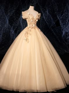 The present champagne ball gown butterfly dress is one of the great products which they ever had produced. Being a marvelous creation, the beauty of the dress is not the ordinary thing not to be discussed; it has the main role in the overall dress. Series of designs are in the dress, for example, floor-length hemline, horn sleeve neckline. The role of the color in the beauty of the dress cannot be kept hidden; we can say that it is the life and blood of the dress without which it does not look beautiful. Champagne Quinceanera Dresses Simple, Creme Ball Gown, Cream Ball Gown, Beige Ball Gown, Vestidos Champagne, Champagne Colored Prom Dresses, Off The Shoulder Quinceanera Dress, Gown Butterfly, Debut Dress