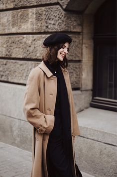 Beige Beret Outfit, Trench Coat And Beret Outfit, Casual Beige Beret For Fall, Elegant Black Beret For Fall, Edgy Black Outfits, Black Winter Beret, Beret In Paris, Classy Black Outfits, Black Outfit Edgy