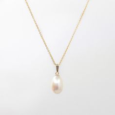 "Classic and timeless, our drop pearl gold necklace is a perfect addition to your collection.  The simple rolo chain necklace featuring a fresh water pearl is perfect for everyday wear and makes a thoughtful gift.  Comes packaged in a gift box.  * S I Z E:  - 22\" ADJUSTABLE dainty rolo chain -  14 K Gold Filled 1.1 mm Rolo Chain - 3mm rubber stopper  * ＤＥＴＡＩＬＳ: - Plated : 18K Gold  - Ships next business day - Made in Oakville, ON.  * C A R E:  - remove when swimming, showering or exercise  - ge Classic Pearl Drop Necklace With Pearl Charm, Classic Drop Pearl Necklace With Pearl Charm, Classic Teardrop Pearl Chain Necklace, Classic Teardrop Necklace With Pearl Charm, Classic Necklace With Teardrop Pearl Charm, Classic Pearl Necklace With Teardrop Pendant And Pearl Charm, Classic Necklace With Pearl Chain And Teardrop Pendant, Classic Pearl Drop Necklace Gift, Classic Pearl Drop Necklace As A Gift