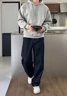 Baggy Mens Clothes Aesthetic, Hoodie Guy Aesthetic, Men’s Hoodie Outfit, Outfit Ideas Men Winter, Aesthetic Winter Outfits Men, Winter Outfits Aesthetic Men, Japanese Mens Fashion, Guys Fashion Casual, Hoodie Outfit Men